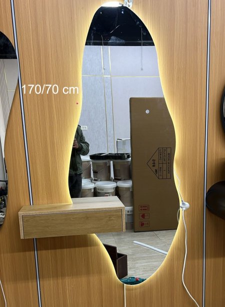 מראה עם מדף